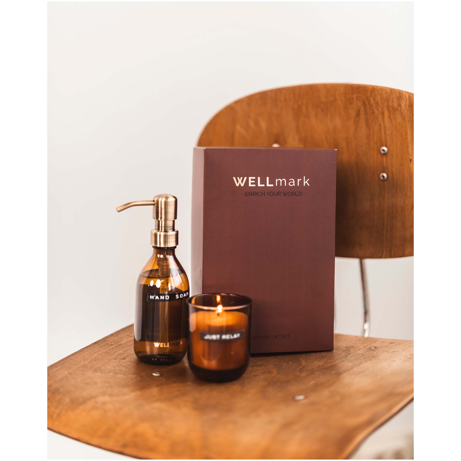 Wellmark Discovery 250 ml hand soap dispenser and 150 g scented candle set