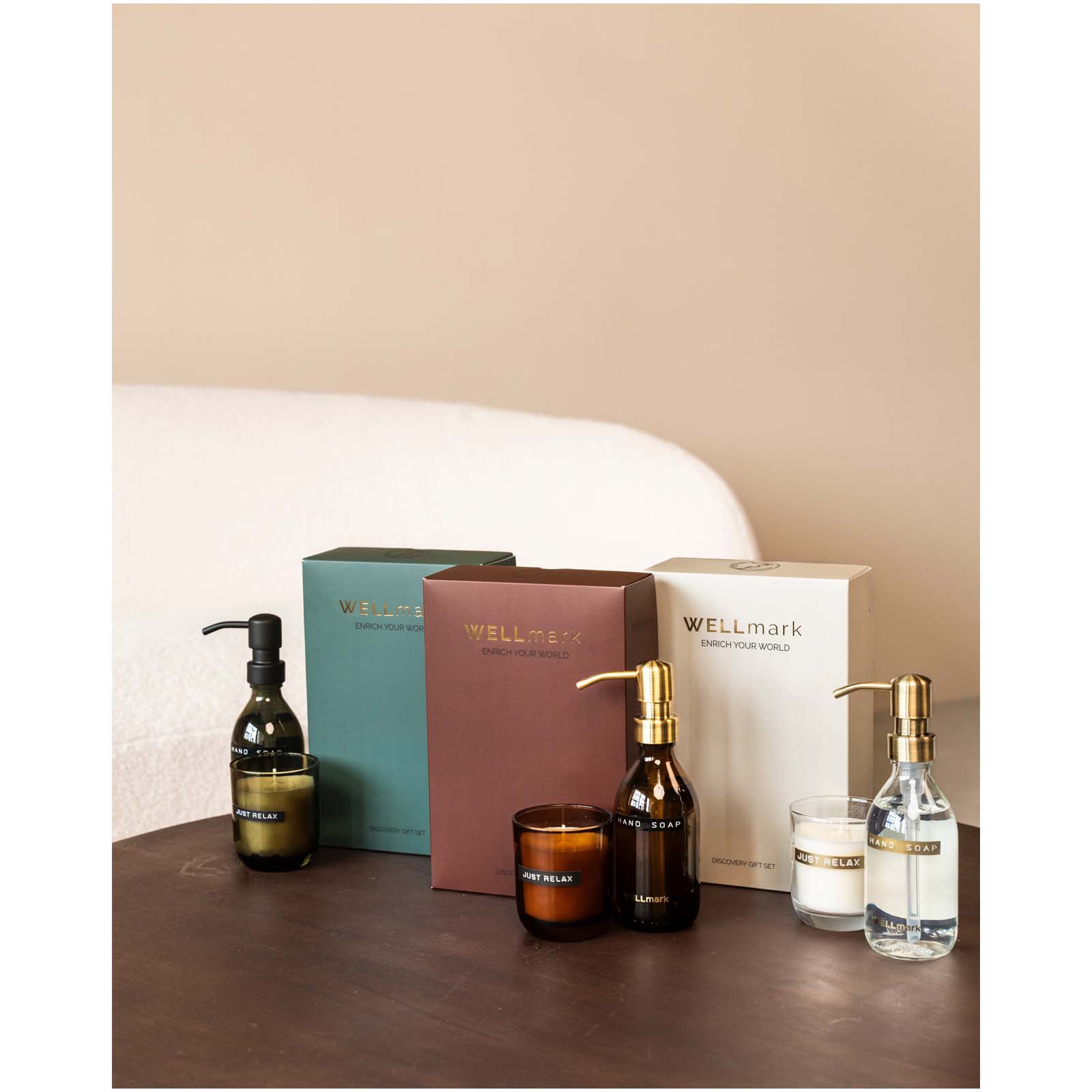 Wellmark Discovery 250 ml hand soap dispenser and 150 g scented candle set