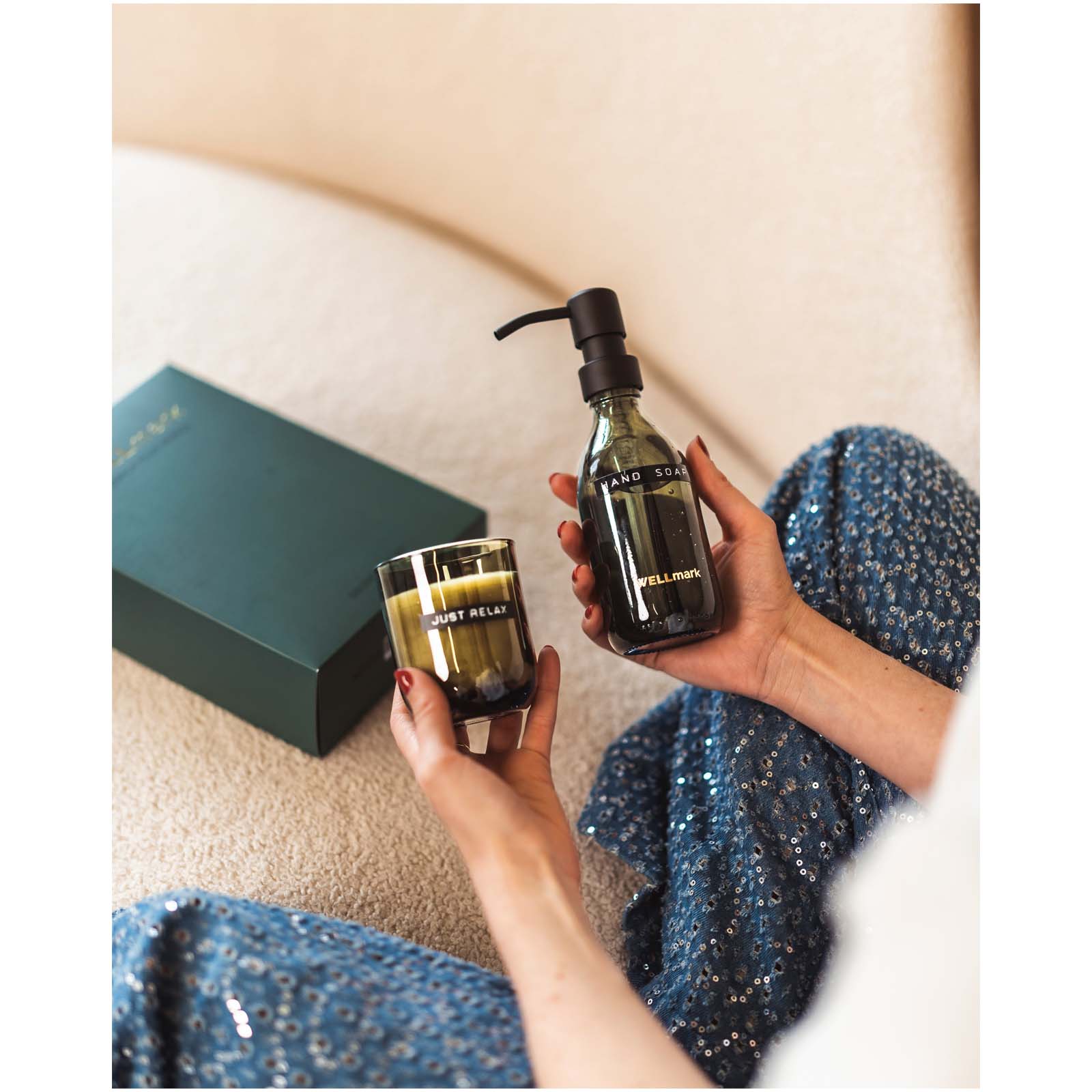 Wellmark Discovery 250 ml hand soap dispenser and 150 g scented candle set