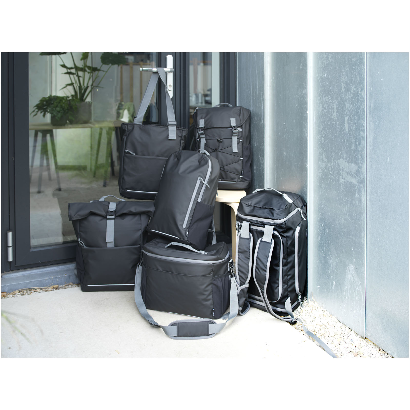 Aqua 20-can GRS recycled water resistant cooler bag 22L