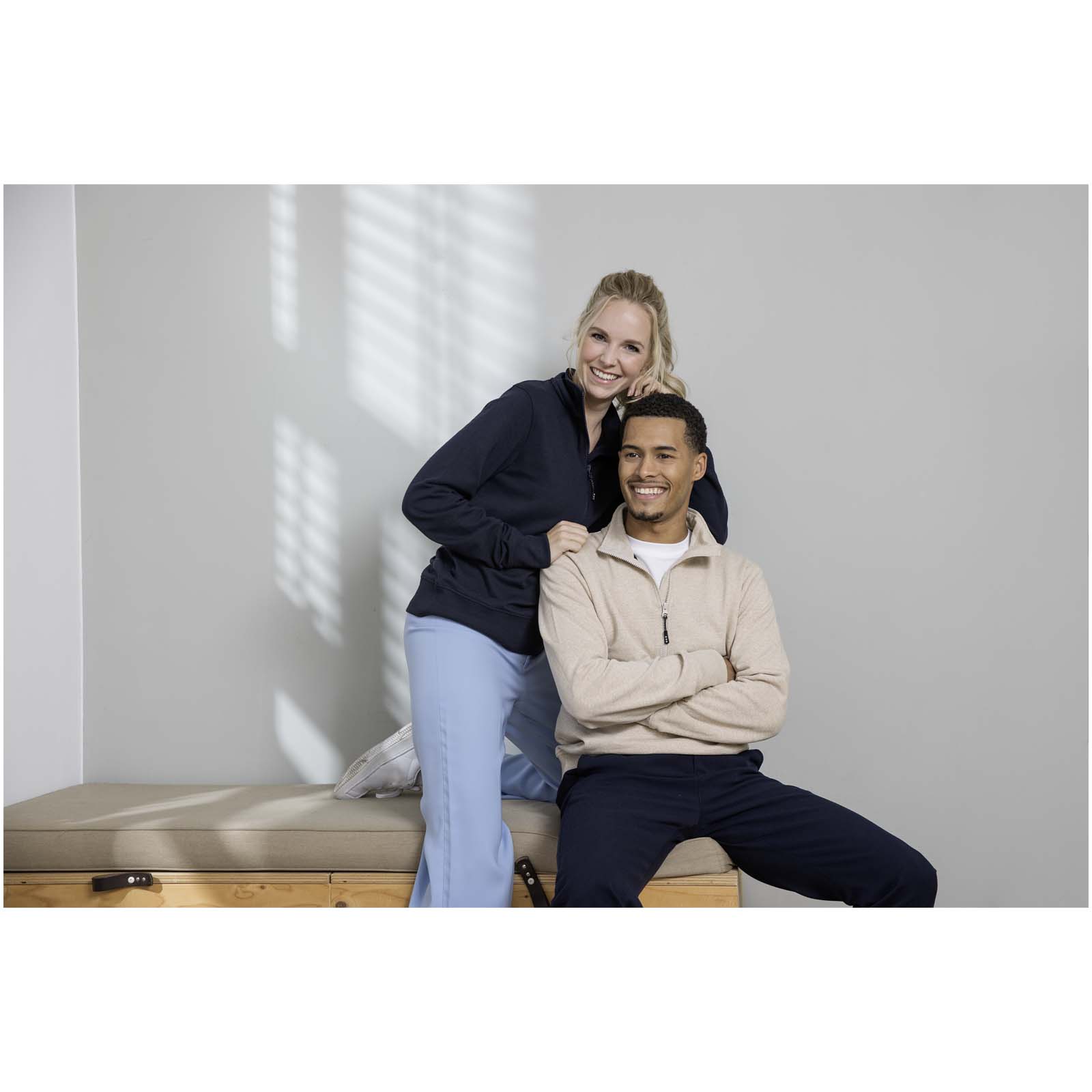 Tin 280 g/m² unisex Aware™ recycled quarter zip sweater